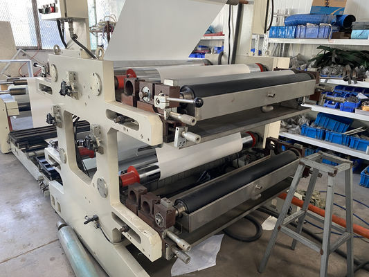 Ligne de production de ordinateurs portables de couture de selle personnalisable pour différentes tailles de ordinateurs portables